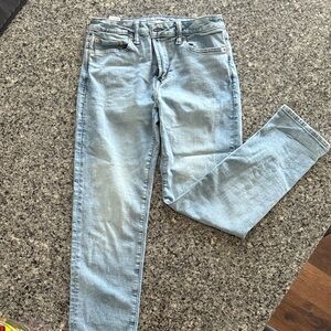 American Eagle Outfitters Slim Straight Jeans - Light Blue
30 x32
Worn once.